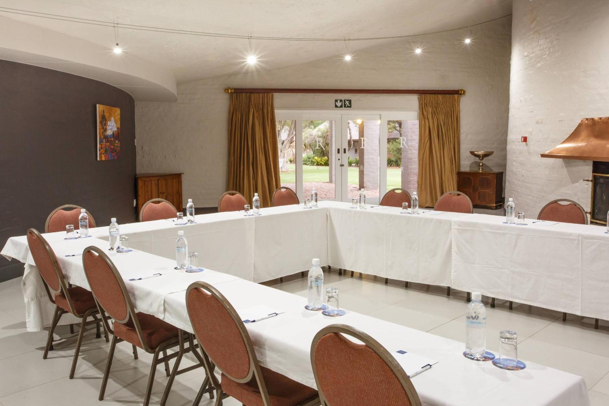 Protea Hotel By Marriott Oudtshoorn Riempie Estate Kültér fotó